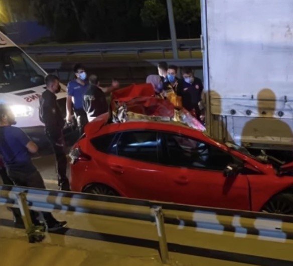 Tırın altına giren otomobilden cansız bedeni çıkarıldı