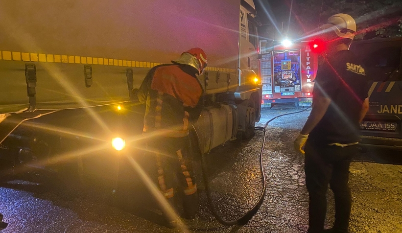 Tırın balataları tutuştu