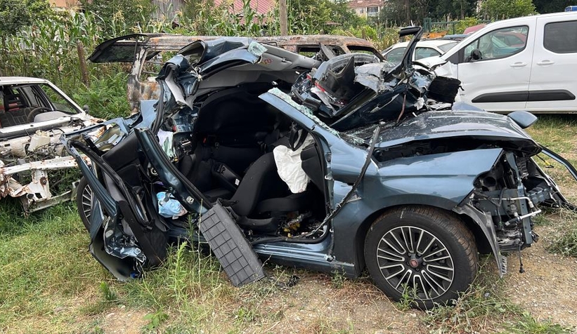 Tırın biçtiği otomobilde ölen 3 kişinin cenazeleri İstanbul’a gönderildi