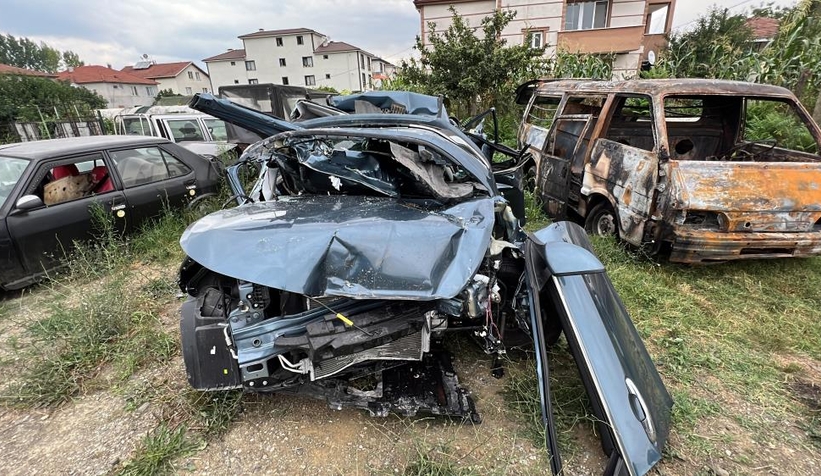 Tırın biçtiği otomobilde ölen 3 kişinin cenazeleri İstanbul’a gönderildi