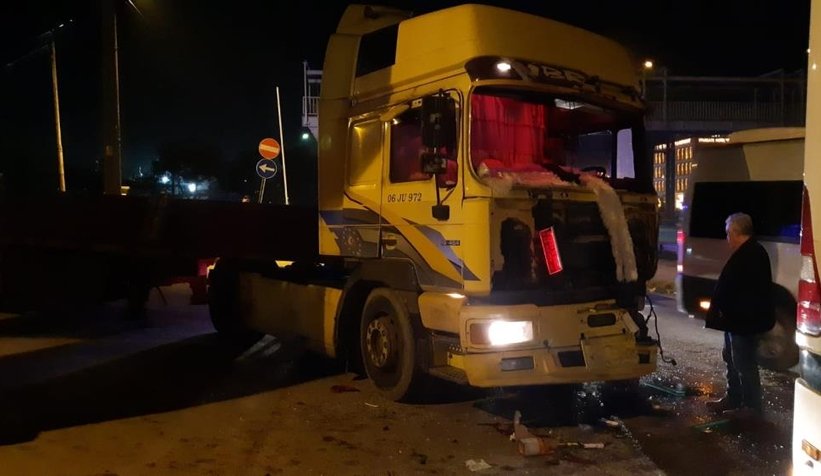 Tırın camından fırlayıp aracın altında kaldı