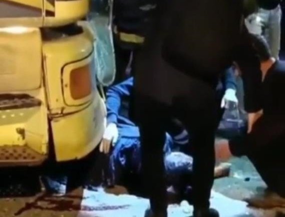 Tırın camından fırlayıp aracın altında kaldı