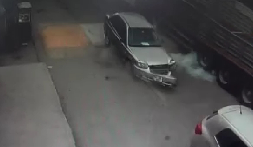 Tırın patlayan lastiği otomobilin tamponunu uçurdu