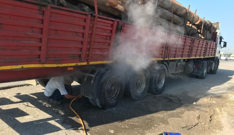 Tırın yanan balataları hortumla su sıkılarak söndürüldü