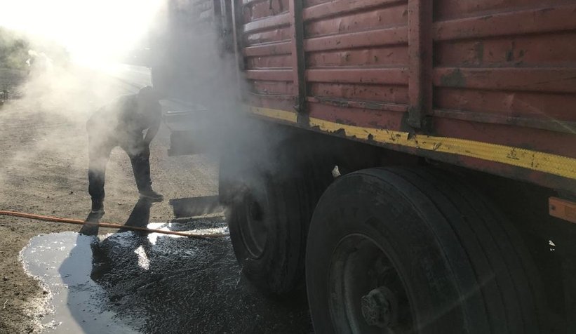 Tırın yanan balataları hortumla su sıkılarak söndürüldü