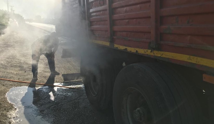Tırın yanan balataları hortumla su sıkılarak söndürüldü