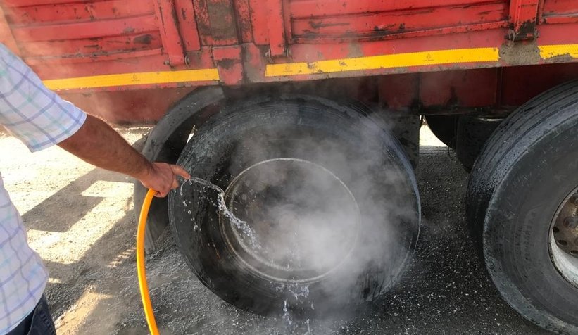 Tırın yanan balataları hortumla su sıkılarak söndürüldü