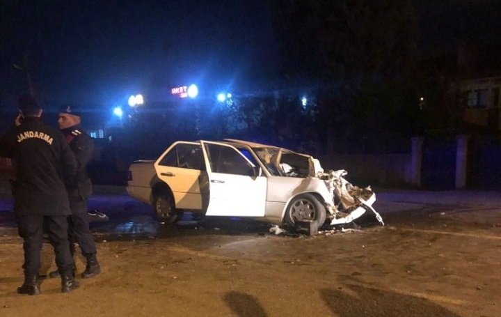 Tırla otomobil kafa kafaya çarpıştı