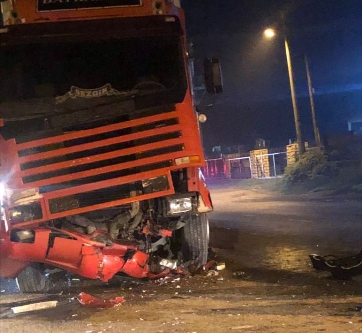 Tırla otomobil kafa kafaya çarpıştı