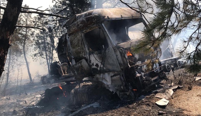 Tırlar kafa kafa çarpıştı, orman yangını çıktı