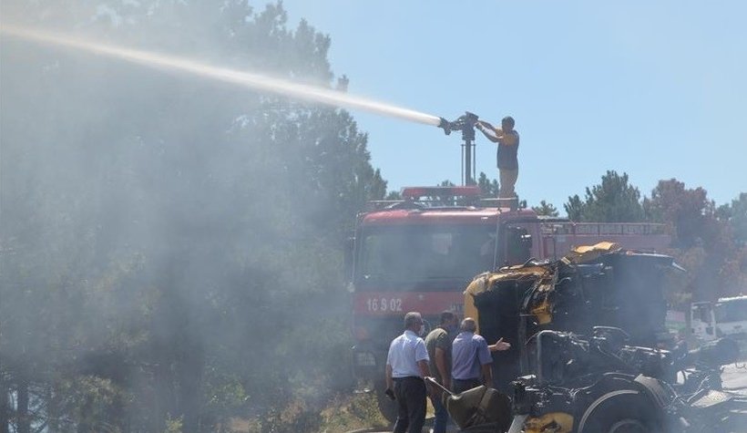 Tırlar kafa kafa çarpıştı, orman yangını çıktı