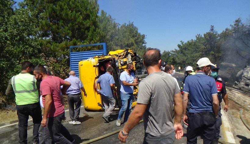 Tırlar kafa kafa çarpıştı, orman yangını çıktı