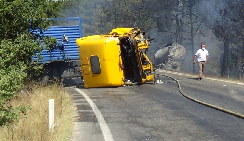 Tırlar kafa kafa çarpıştı, orman yangını çıktı