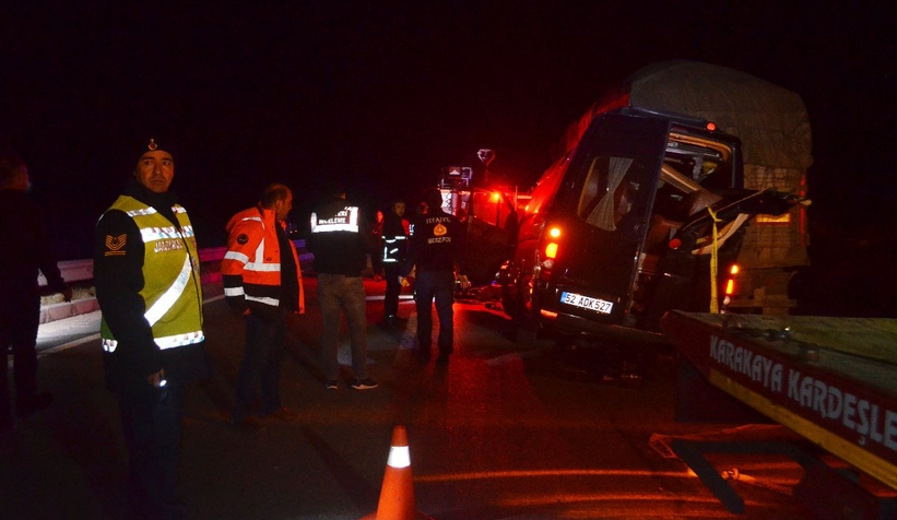 tiyatroculari-tasiyan-minibus-kamyona-carpti-3-olu-8-yaraliqwnsru56vj