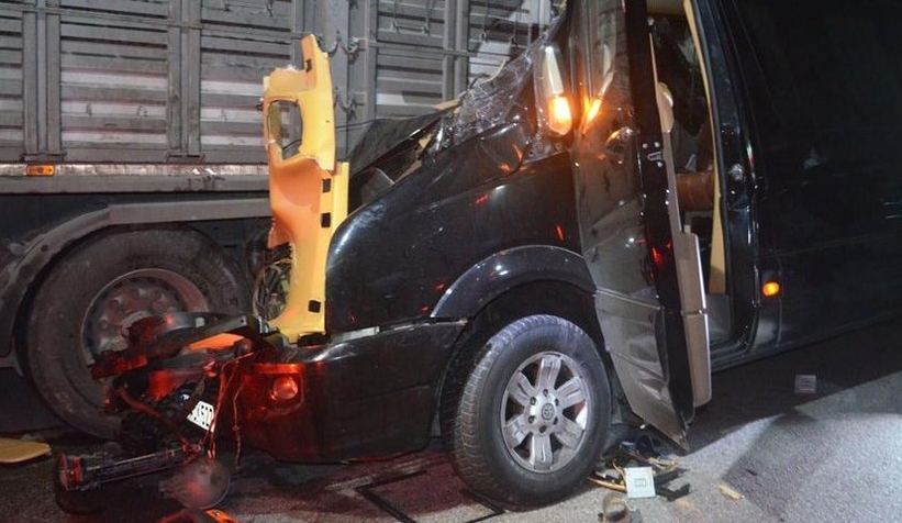 tiyatroculari-tasiyan-minibus-kamyona-carpti-3-olu-8-yaraliqwnsru56vj