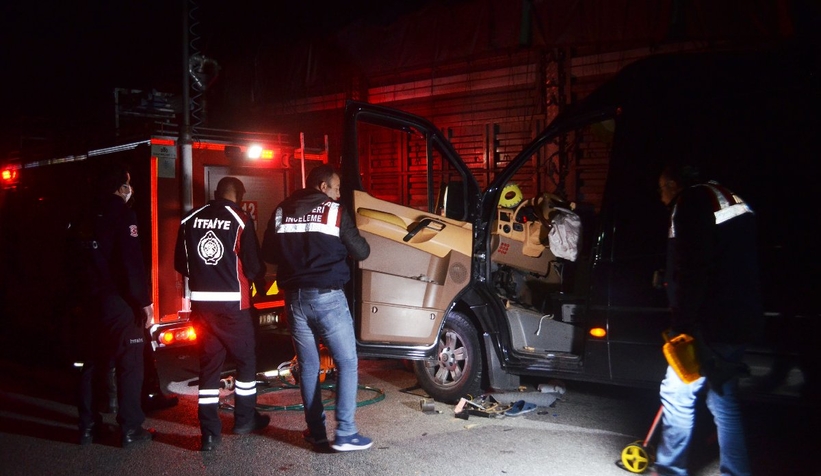 tiyatroculari-tasiyan-minibus-kamyona-carpti-3-olu-8-yaraliqwnsru56vj