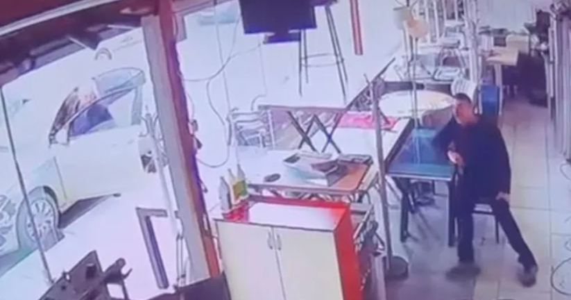 Tokat attığı iş yeri sahibi silahla vurdu