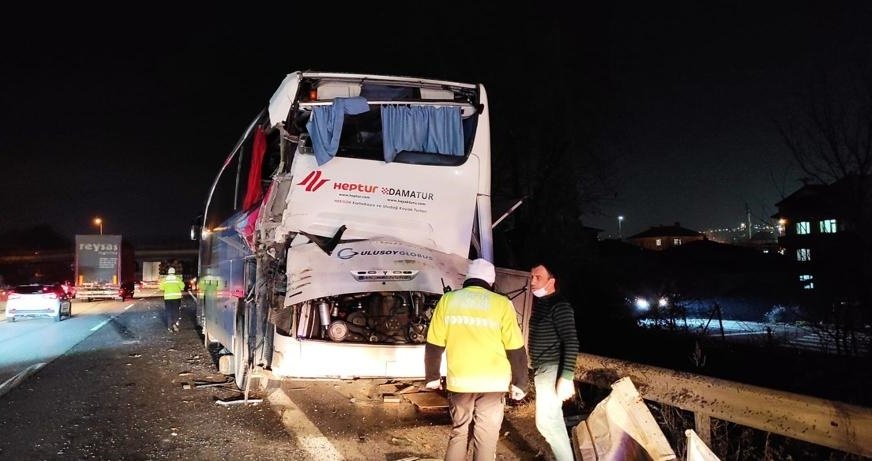 Tomruk yüklü tır otobüsü biçti