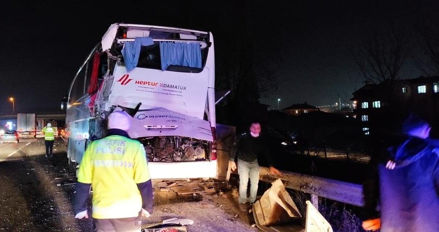 Tomruk yüklü tır otobüsü biçti