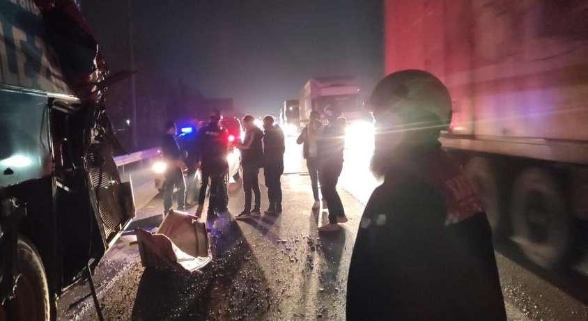 Tomruk yüklü tır otobüsü biçti