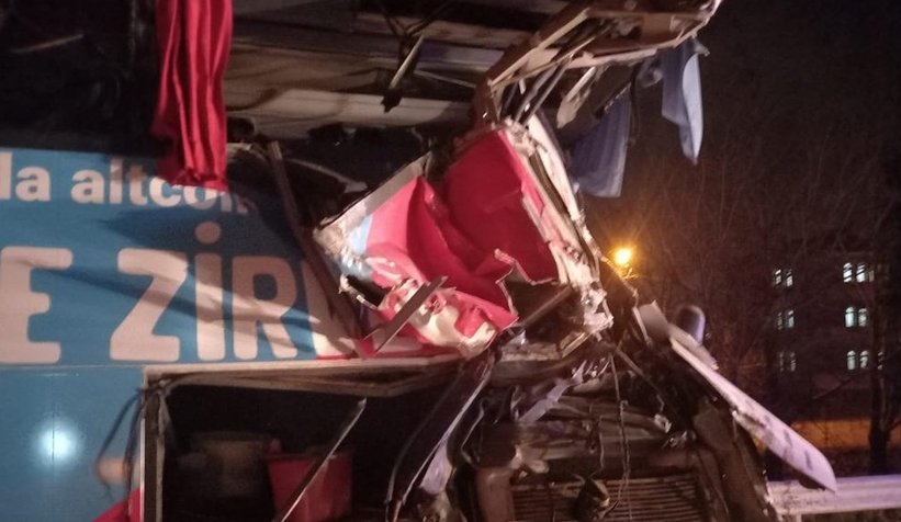 Tomruk yüklü tır otobüsü biçti