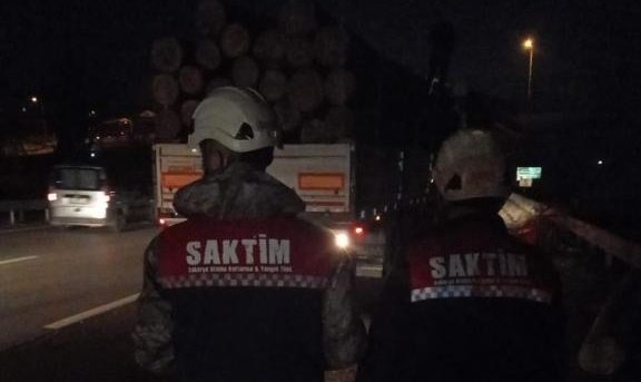 Tomruk yüklü tır otobüsü biçti