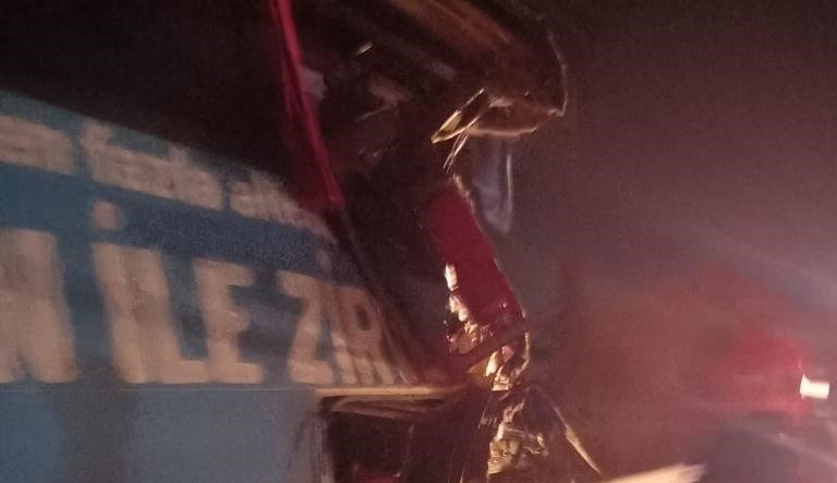 Tomruk yüklü tır otobüsü biçti