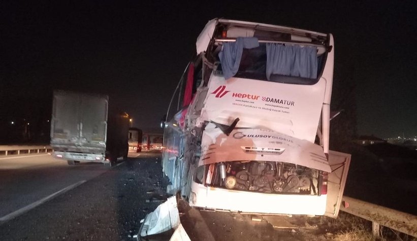 Tomruk yüklü tır otobüsü biçti