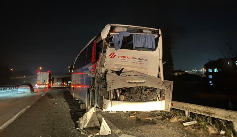 Tomruk yüklü tır otobüsü biçti