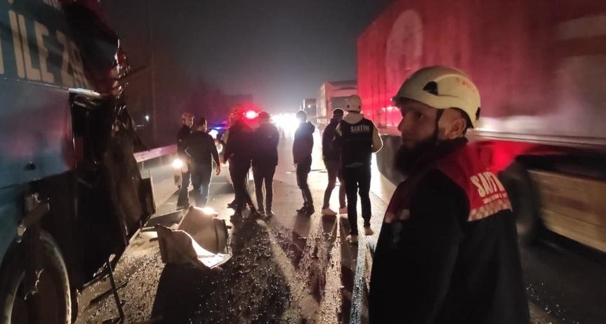 Tomruk yüklü tır otobüsü biçti