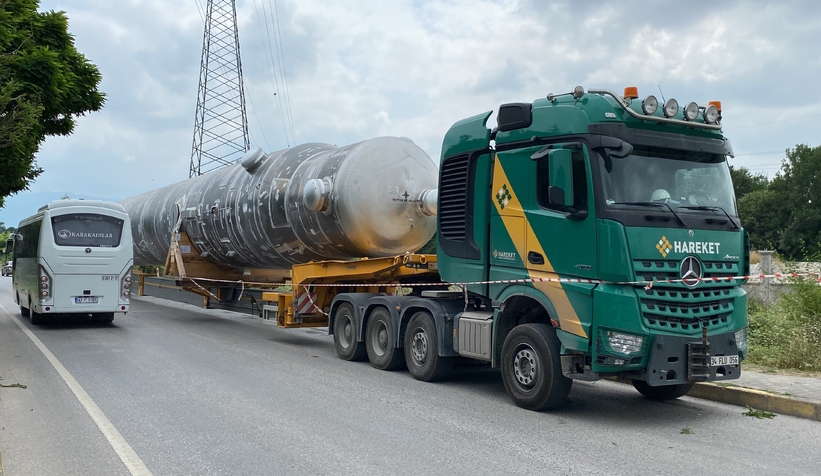 Tonlarca ağırlığındaki yükle yolda kaldı