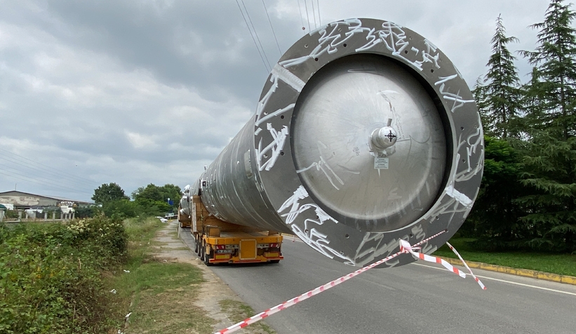 Tonlarca ağırlığındaki yükle yolda kaldı