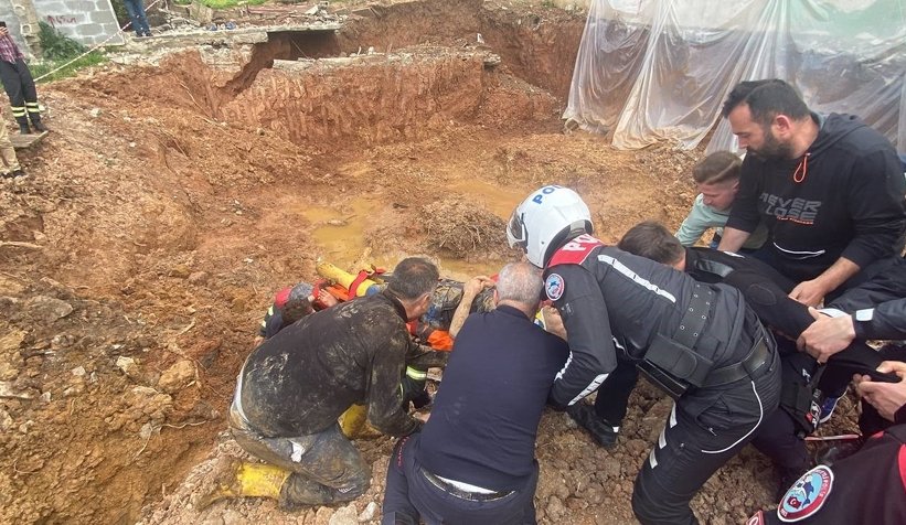 Toprağın altında kalan işçi için zamanla yarış