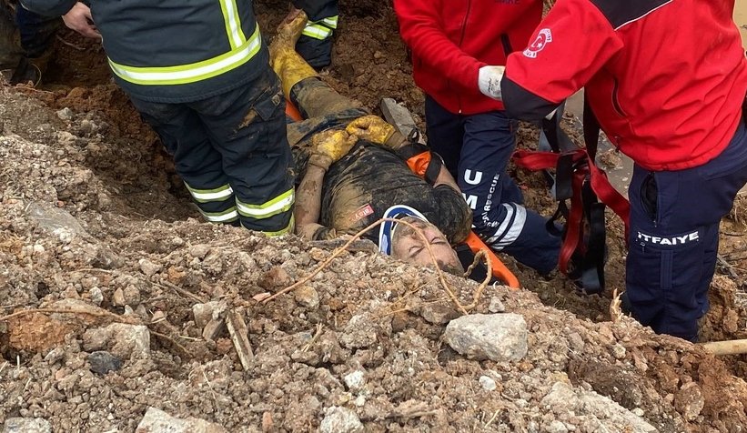 Toprağın altında kalan işçi için zamanla yarış