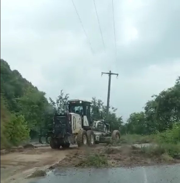 Toprak kaydı yol kapandı