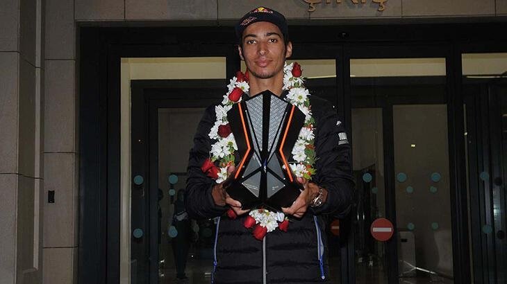 Toprak Razgatlıoğlu yurda döndü