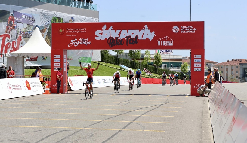 tour-of-heyecani-sakaryada-suruyor-podyumda-2-turk-pedalyxpxuwt2oe