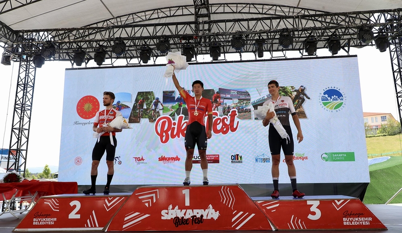 tour-of-heyecani-sakaryada-suruyor-podyumda-2-turk-pedalyxpxuwt2oe