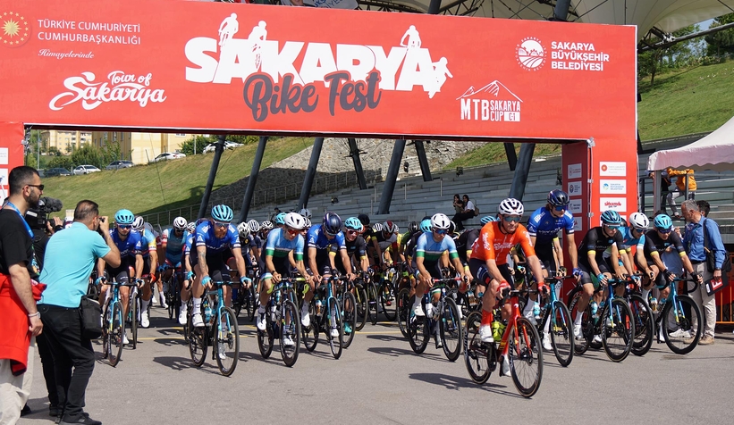 tour-of-heyecani-sakaryada-suruyor-podyumda-2-turk-pedalyxpxuwt2oe
