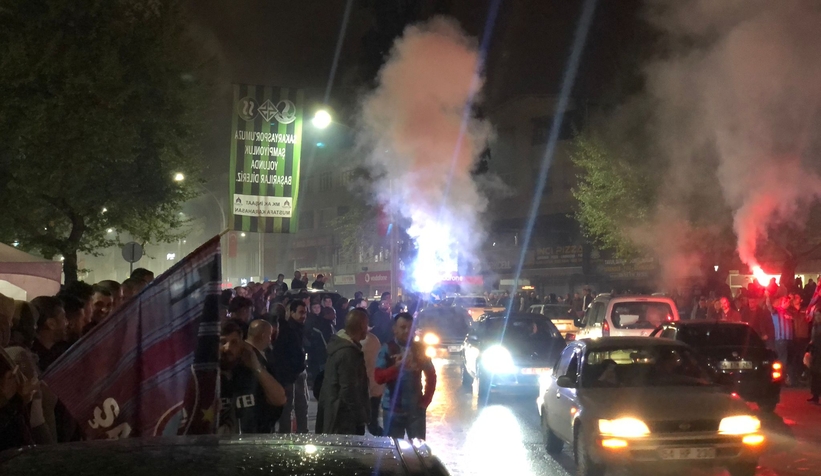 Trabzonsporlu taraftarlardan şampiyonluk turu