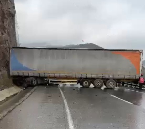trafigi-kilitleyen-kazaq1zuzjgwoe