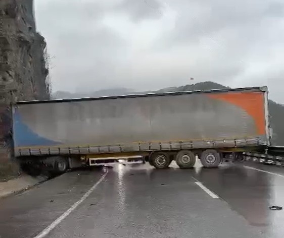 trafigi-kilitleyen-kazaq1zuzjgwoe