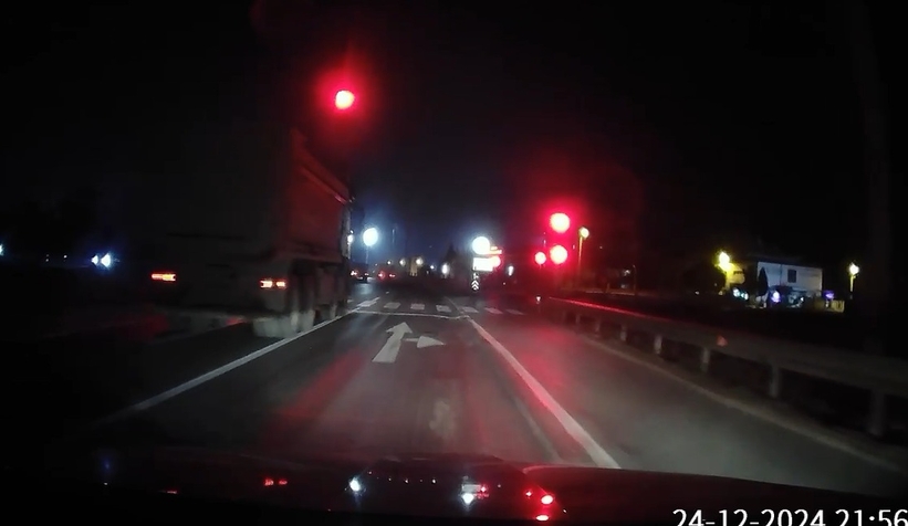 Trafik canavaları kamerada peş peşe kırmızıda geçtiler