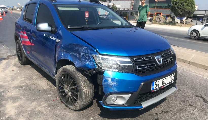 Trafik ışıklarında duramadı 2 araca çarptı