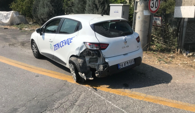 Trafik ışıklarında duramadı 2 araca çarptı