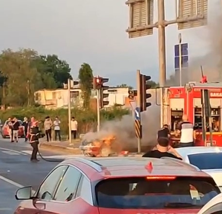 trafik-isiklarinda-duran-otomobil-yandimnc5mfddwt