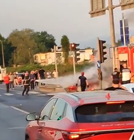 trafik-isiklarinda-duran-otomobil-yandimnc5mfddwt