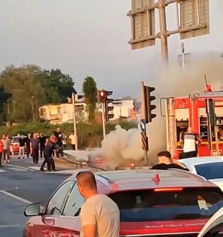 trafik-isiklarinda-duran-otomobil-yandimnc5mfddwt