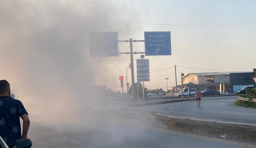 trafik-isiklarinda-duran-otomobil-yandimnc5mfddwt