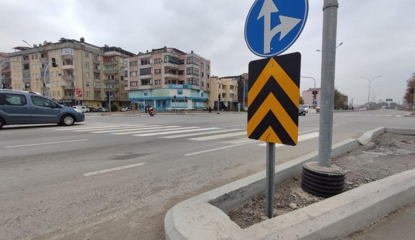 Trafik levhasına çarptı, alnına 7 dikiş atıldı